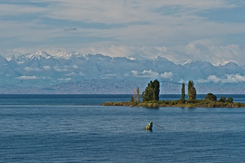 Озеро Иссык-Куль ранним утром. Вид с северной стороны на южную.