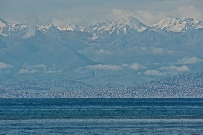 Озеро Иссык-Куль ранним утром. Вид с северной стороны на южную.