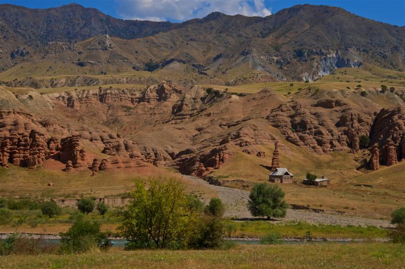 Красные скалы рядом с поселком Кара-Жыгач (Аксыйский район, по дороге на озеро Сары-Челек)