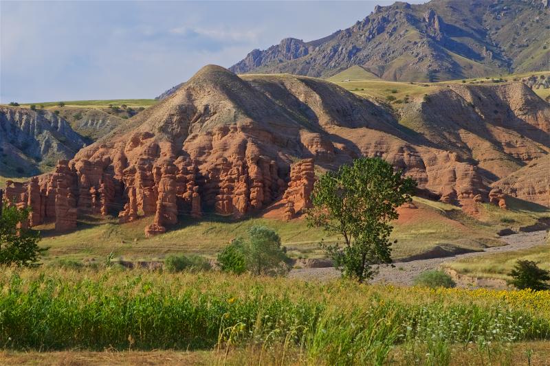 Красные скалы рядом с поселком Кара-Жыгач (Аксыйский район, по дороге на озеро Сары-Челек)
