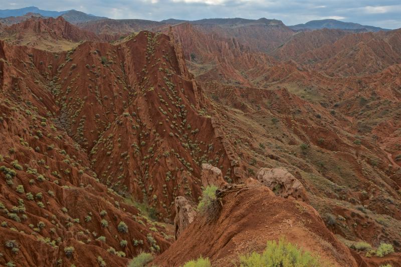 Красные скалы в каньоне рядом с городом Таш-Кумыр