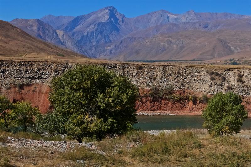 река Чаткал в районе села Ак-Таш (Чаткальский район)