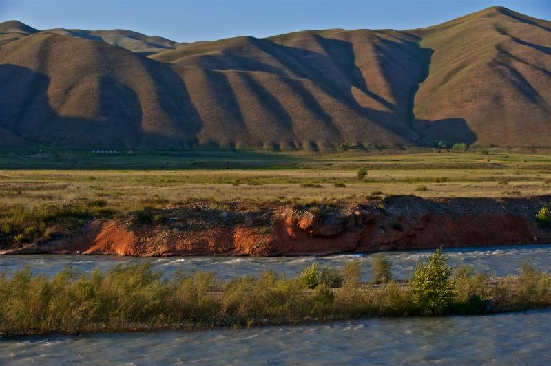 Берег реки Чаткал (Чаткальский район, около села Курулуш)