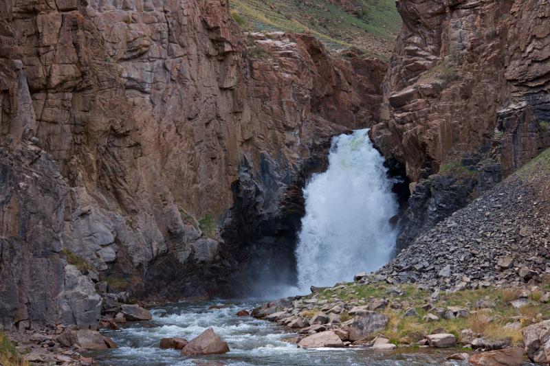 водопад Кёк-Жарты (спуск с озера Сон-Кёль)