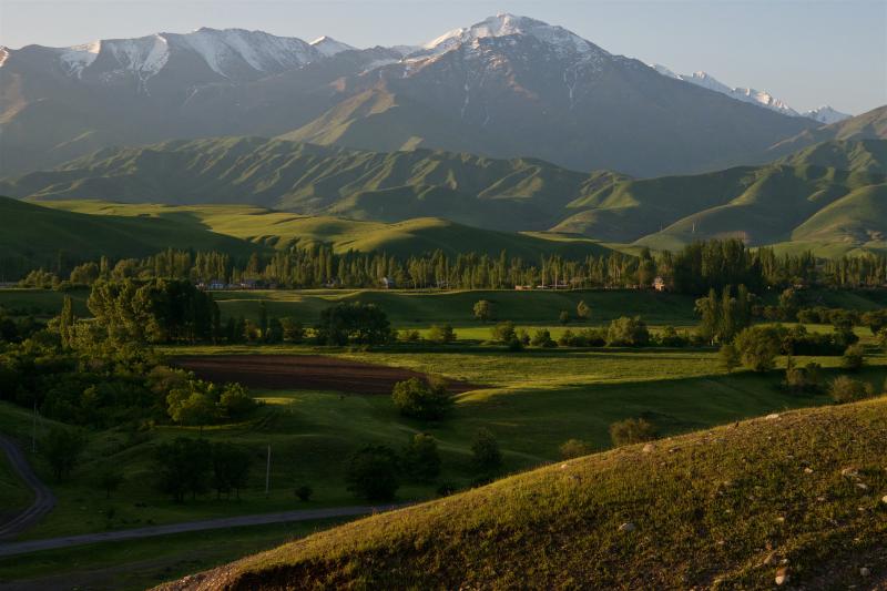 раннее утро у села Мураке (дорога из Бишкека на запад)