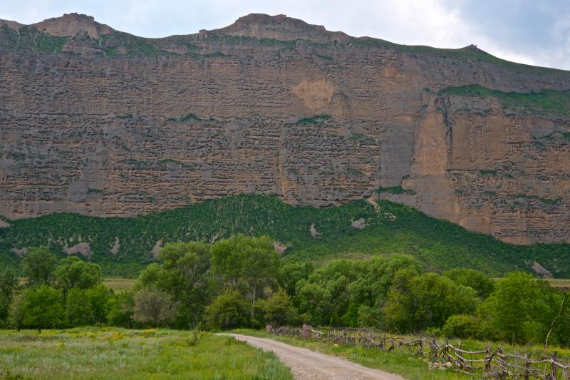 скалы в долине реки Кара-Кулджа (Токтогульский район)
