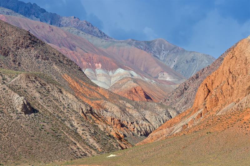 разноцветные скалы вдоль реки Кёкёмёрён