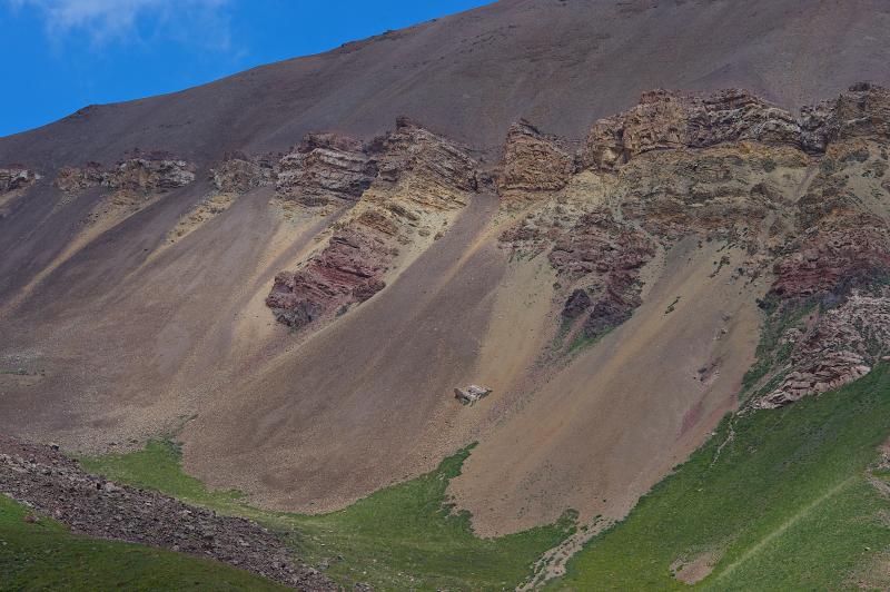 скалы рядом с угольным месторождением Кара-Кече