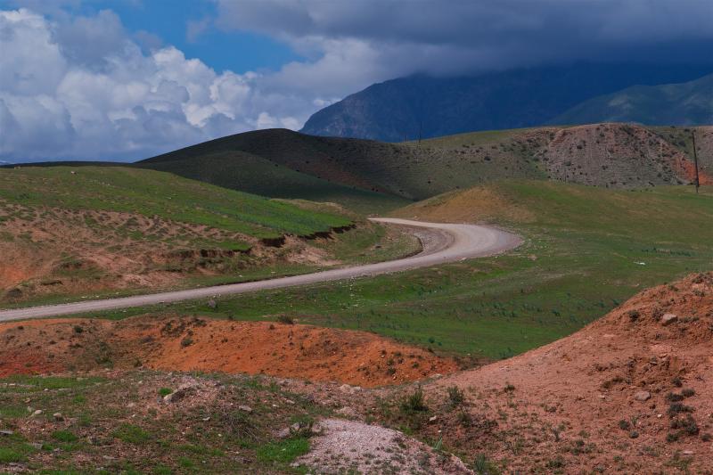 Цветные холмы рядом с селом Джойбелент (Ала-Букинский район)