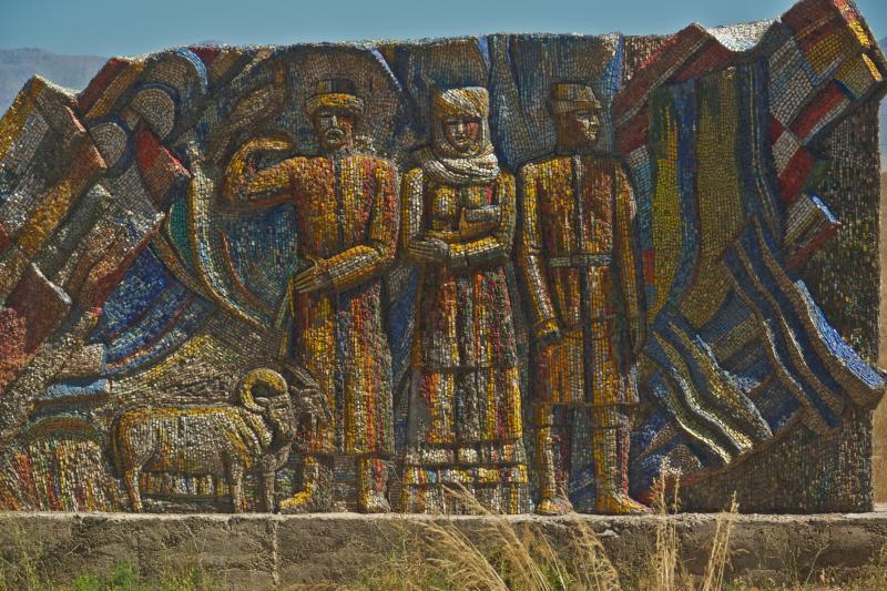 Мозаичное панно в районе села Казарман и рудника Макмал