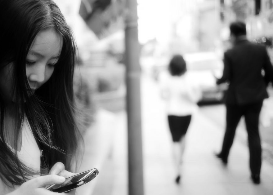 asian-women-texting-on-the-phone-880x629