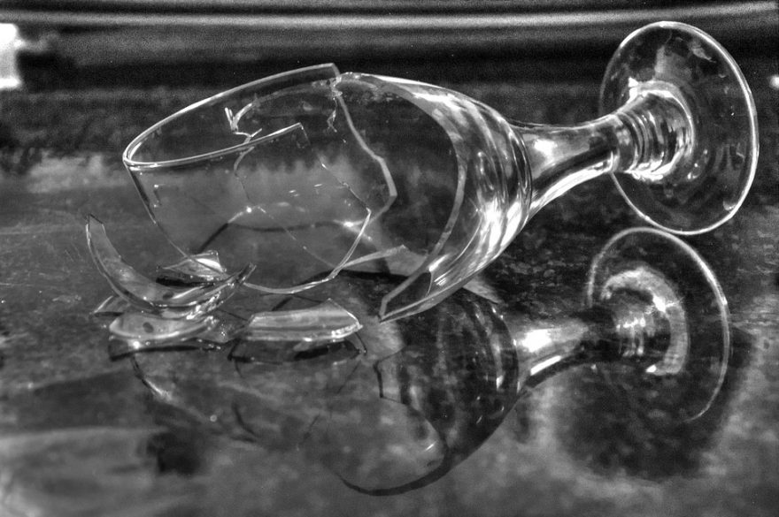 broken-glass-1794449_960_720-880x585