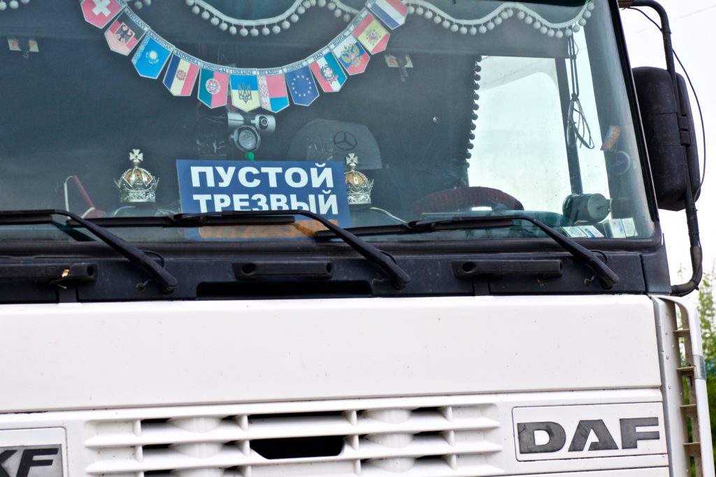 dorogi-voditeli-perevozki-trassa-dalnoboyshhiki-pustoy-trezvyiy
